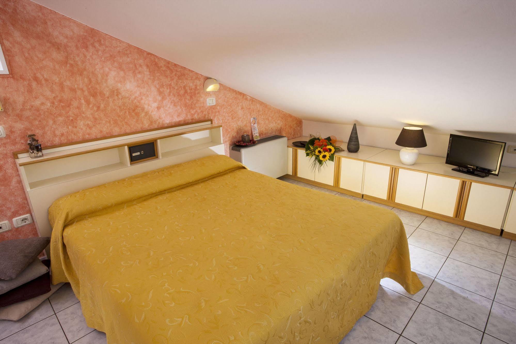 Hotel Locanda Rosy Cattolica Exterior foto